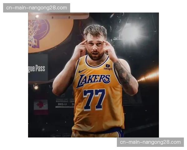 特写：东契奇赛后与前主帅卡莱尔拥抱，交换球衣致意